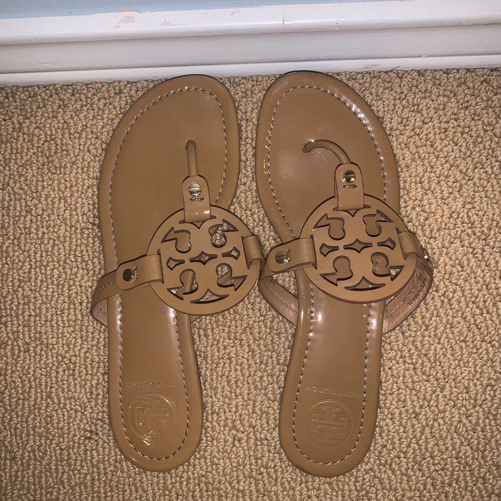 Tory Burch Logo Flag Thong, Glossy, Size 8